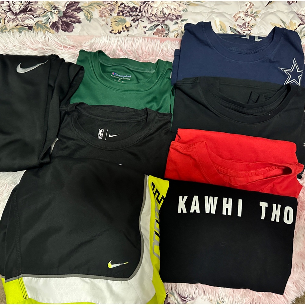 Men’s name brand 8 piece sports bundle includes T-shirts, shorts, sweatpants.